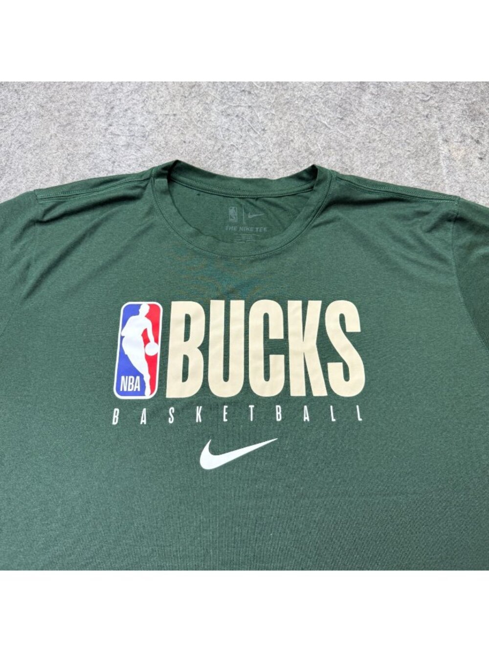 Milwaukee Bucks Nike Shirt Men XL Green Athletic Crew Neck Performance